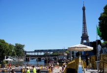 Imagen de una de las zonas de baño autorizado en el Sena a su paso por París, abiertas al público durante ola de calor. Foto La Hora: EFE