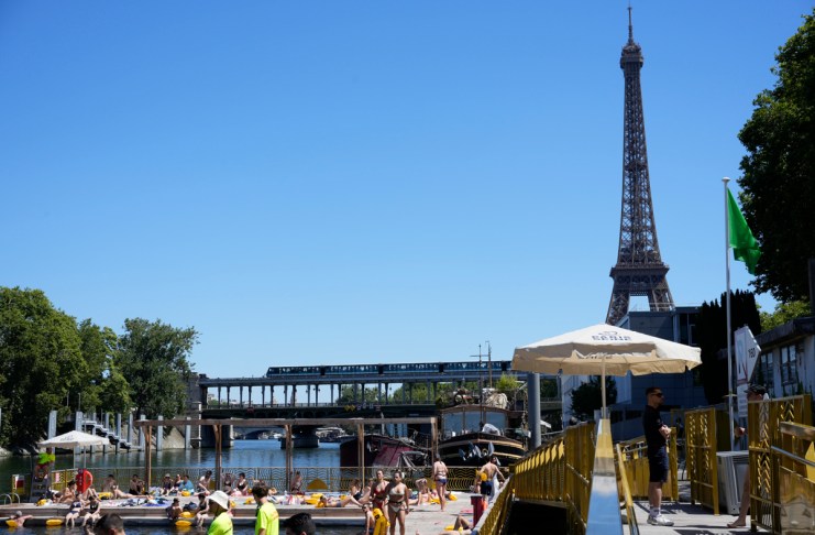 Imagen de una de las zonas de baño autorizado en el Sena a su paso por París, abiertas al público durante ola de calor. Foto La Hora: EFE