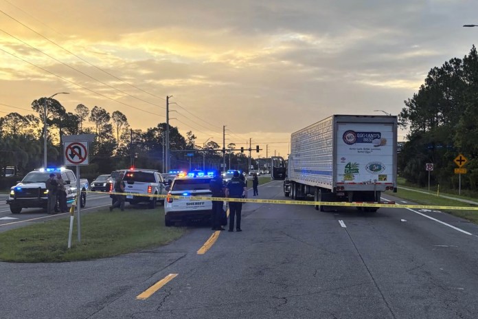 Fotografía cedida por la Oficina del Sheriff del Condado de St. Johns que muestra el camión que atropelló a un migrante cuando intentaba cruzar la carretera tras huir de ICE durante un operativo en Florida. Foto La Hora: EFE