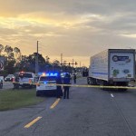 Fotografía cedida por la Oficina del Sheriff del Condado de St. Johns que muestra el camión que atropelló a un migrante cuando intentaba cruzar la carretera tras huir de ICE durante un operativo en Florida. Foto La Hora: EFE