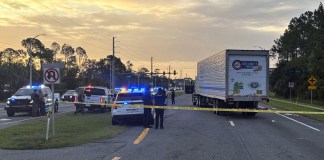 Fotografía cedida por la Oficina del Sheriff del Condado de St. Johns que muestra el camión que atropelló a un migrante cuando intentaba cruzar la carretera tras huir de ICE durante un operativo en Florida. Foto La Hora: EFE