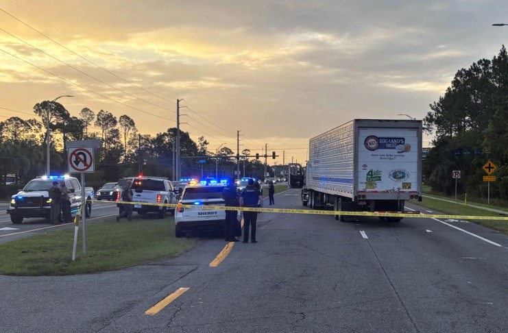 Fotografía cedida por la Oficina del Sheriff del Condado de St. Johns que muestra el camión que atropelló a un migrante cuando intentaba cruzar la carretera tras huir de ICE durante un operativo en Florida. Foto La Hora: EFE