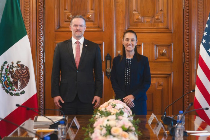 Fotografía cedida este 26 de julio por la Presidencia de México en la que se captó a la mandataria Claudia Sheinbaum (d) al posar junto al representante comercial de Estados Unidos, Jamieson Greer, al terminar una reunión, en Palacio Nacional de la Ciudad de México. Foto La Hora: EFE