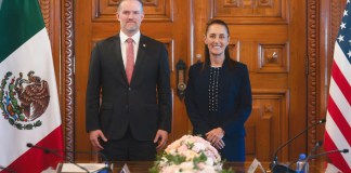 Fotografía cedida este 26 de julio por la Presidencia de México en la que se captó a la mandataria Claudia Sheinbaum (d) al posar junto al representante comercial de Estados Unidos, Jamieson Greer, al terminar una reunión, en Palacio Nacional de la Ciudad de México. Foto La Hora: EFE