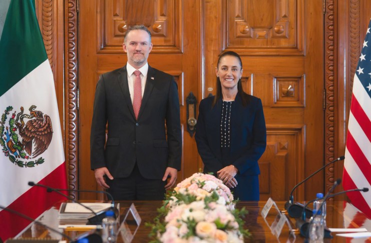 Fotografía cedida este 26 de julio por la Presidencia de México en la que se captó a la mandataria Claudia Sheinbaum (d) al posar junto al representante comercial de Estados Unidos, Jamieson Greer, al terminar una reunión, en Palacio Nacional de la Ciudad de México. Foto La Hora: EFE
