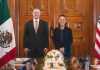 México elude nuevos aranceles y avanza con EE.UU. en revisión del T-MEC Fotografía cedida este 26 de julio por la Presidencia de México en la que se captó a la mandataria Claudia Sheinbaum (d) al posar junto al representante comercial de Estados Unidos, Jamieson Greer, al terminar una reunión, en Palacio Nacional de la Ciudad de México. Foto La Hora: EFE