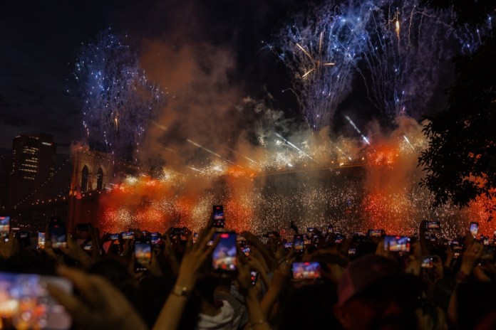 Fuegos artificiales iluminan el cielo sobre el puente de Brooklyn durante un espectáculo pirotécnico con motivo del 250.º aniversario de la independencia de Estados Unidos en Nueva York, Nueva York, EE. UU. Foto La Hora: EFE 