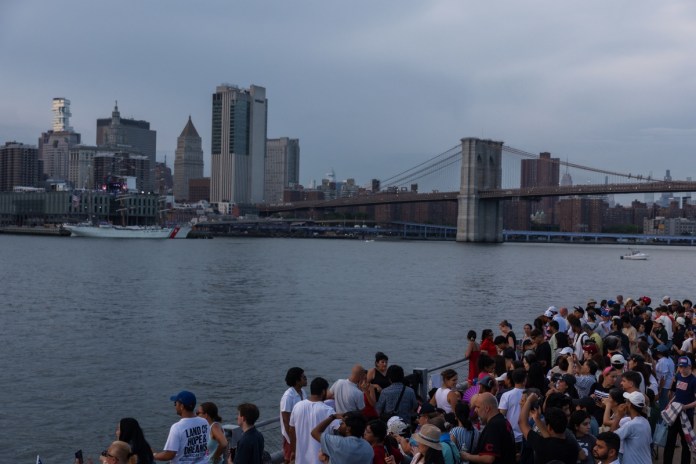 Personas se reúnen para el espectáculo de fuegos artificiales del 250.º aniversario de la Independencia en Nueva York, Estados Unidos, el 4 de julio de 2026. Foto La Hora: EFE 
