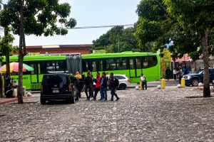 Captan a agentes del Sistema Penitenciario trasladando reos en vehículo particular; autoridades inician investigaciones