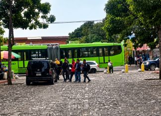 Captan a agentes del Sistema Penitenciario trasladando reos en vehículo particular; autoridades inician investigaciones Autoridades del Sistema Penitenciario iniciarán una investigación por el traslado de reos mediante un taxi no autorizado en inmediaciones de la zona 1.
