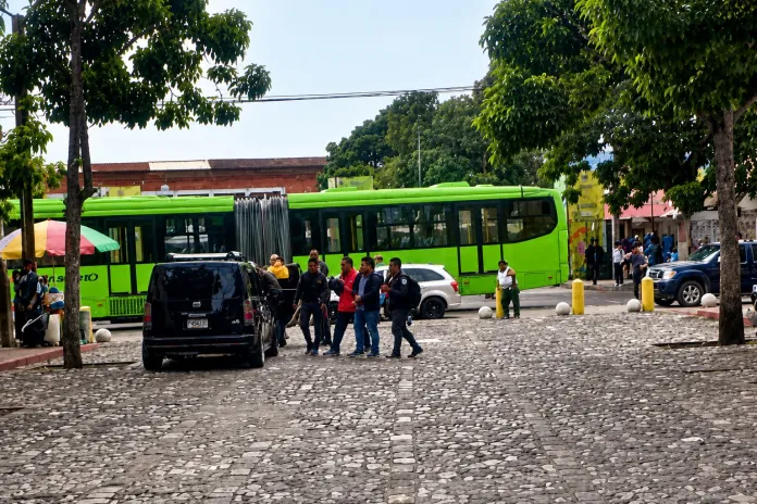 860c8f3a-e5f5-4586-a942-c485dd0dfbfb-compressed Autoridades del Sistema Penitenciario iniciarán una investigación por el traslado de reos mediante un taxi no autorizado en inmediaciones de la zona 1.