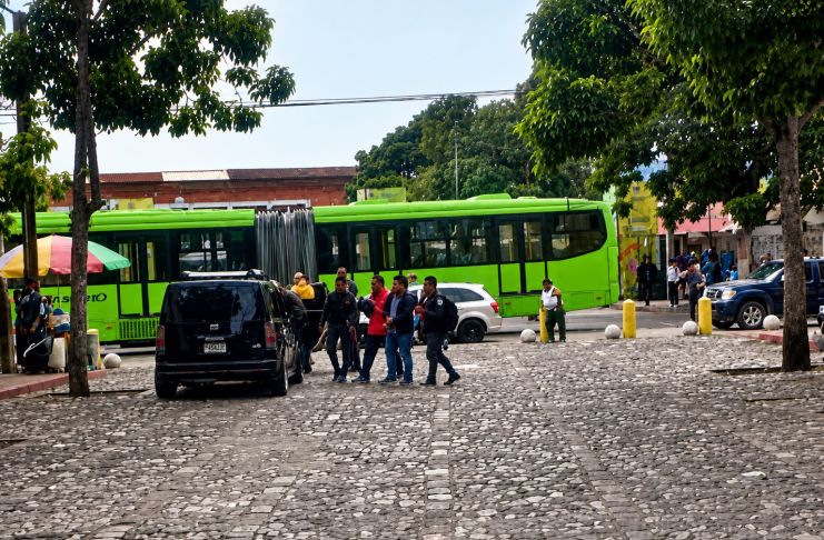 Captan a agentes del Sistema Penitenciario trasladando reos en vehículo particular; autoridades inician investigaciones Autoridades del Sistema Penitenciario iniciarán una investigación por el traslado de reos mediante un taxi no autorizado en inmediaciones de la zona 1.