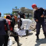 Bomberos y voluntarios rescatan un cuerpo sin vida durante los trabajos de remoción de escombros de los edificios Misión Vivienda OPPE por los terremotos en Venezuela. Foto La Hora: EFE