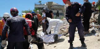 Suben a 3,685 los muertos por los terremotos en Venezuela Bomberos y voluntarios rescatan un cuerpo sin vida durante los trabajos de remoción de escombros de los edificios Misión Vivienda OPPE por los terremotos en Venezuela. Foto La Hora: EFE