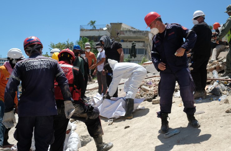 Suben a 3,685 los muertos por los terremotos en Venezuela Bomberos y voluntarios rescatan un cuerpo sin vida durante los trabajos de remoción de escombros de los edificios Misión Vivienda OPPE por los terremotos en Venezuela. Foto La Hora: EFE