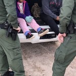 Fotografía de archivo donde aparecen dos agentes de la Patrulla Fronteriza mientras atienden a unos niños en un punto del área conocido como Quitobaquito, en la frontera de Arizona con México. Foto La Hora: EFE