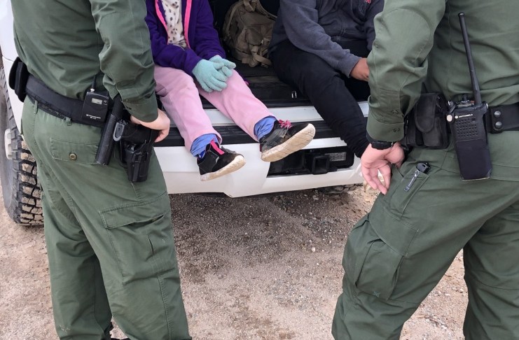 Fotografía de archivo donde aparecen dos agentes de la Patrulla Fronteriza mientras atienden a unos niños en un punto del área conocido como Quitobaquito, en la frontera de Arizona con México. Foto La Hora: EFE