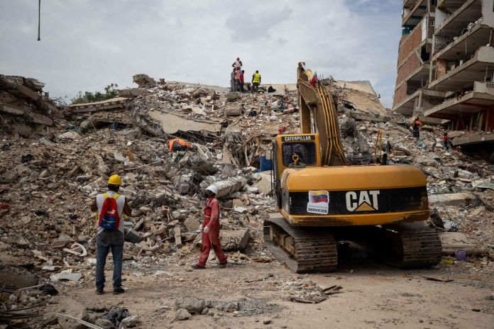 terremotos Venezuela Cuerpos de rescate trabajando en La Guaira, epicentro de los terremotos en Venezuela. Foto: EFE.