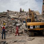 Cuerpos de rescate trabajando en La Guaira, epicentro de los terremotos en Venezuela. Foto: EFE.