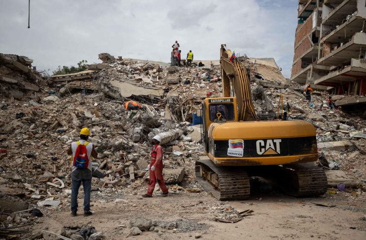 Las ondas sísmicas de los terremotos de Venezuela han dado tres vueltas y media a la Tierra Cuerpos de rescate trabajando en La Guaira, epicentro de los terremotos en Venezuela. Foto: EFE.