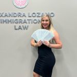 Abogada de inmigración, Alexandra Lozano, en su despacho en Washington. Foto La Hora: Redes sociales
