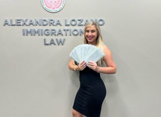 Abogada de inmigración, Alexandra Lozano, en su despacho en Washington. Foto La Hora: Redes sociales