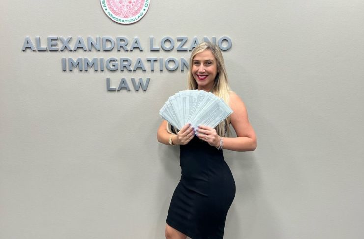 Abogada de inmigración, Alexandra Lozano, en su despacho en Washington. Foto La Hora: Redes sociales