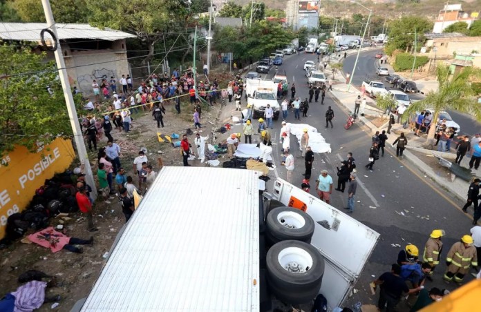 Rescatistas y autoridades trabajan en la zona del accidente de un camión donde viajaban migrantes, en el municipio Chiapa de Corzo, estado de Chiapas. (México). EFE/Carlos López