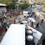 Rescatistas y autoridades trabajan en la zona del accidente de un camión donde viajaban migrantes, en el municipio Chiapa de Corzo, estado de Chiapas. (México). EFE/Carlos López