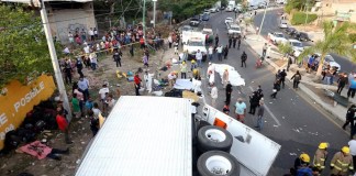 Rescatistas y autoridades trabajan en la zona del accidente de un camión donde viajaban migrantes, en el municipio Chiapa de Corzo, estado de Chiapas. (México). EFE/Carlos López
