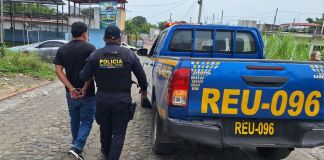Alias "Fontanero" capturado por ser sindicado del delito de estafa propia. Foto La Hora: PNC