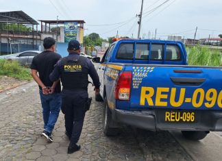 Alias "Fontanero" capturado por ser sindicado del delito de estafa propia. Foto La Hora: PNC