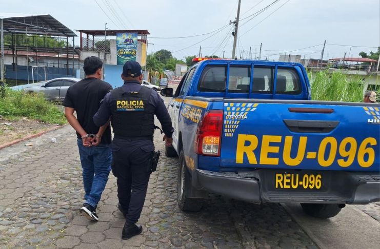 Alias "Fontanero" capturado por ser sindicado del delito de estafa propia. Foto La Hora: PNC