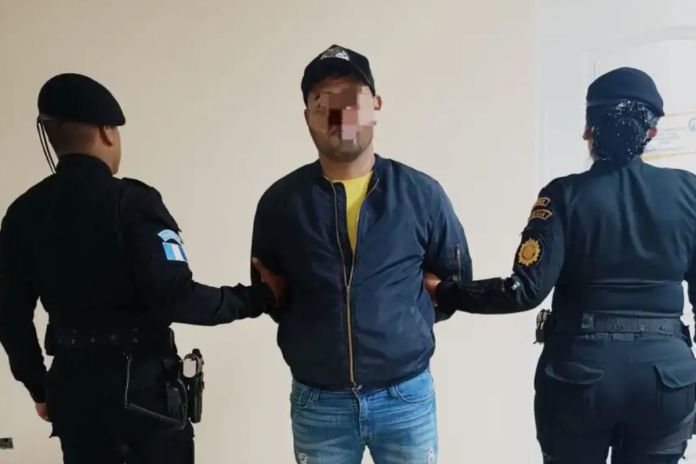 Colombiano detenido por presunta falsificación de sellos en el aeropuerto La Aurora. Foto La Hora: PNC.