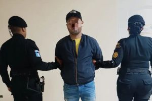 Colombiano detenido por presunta falsificación de sellos en el aeropuerto La Aurora
