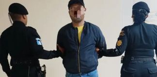 Colombiano detenido por presunta falsificación de sellos en el aeropuerto La Aurora Colombiano detenido por presunta falsificación de sellos en el aeropuerto La Aurora. Foto La Hora: PNC.