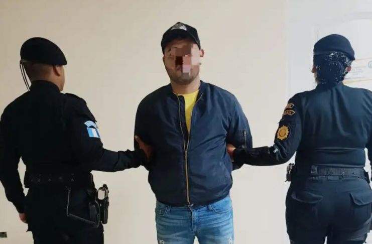 Colombiano detenido por presunta falsificación de sellos en el aeropuerto La Aurora Colombiano detenido por presunta falsificación de sellos en el aeropuerto La Aurora. Foto La Hora: PNC.