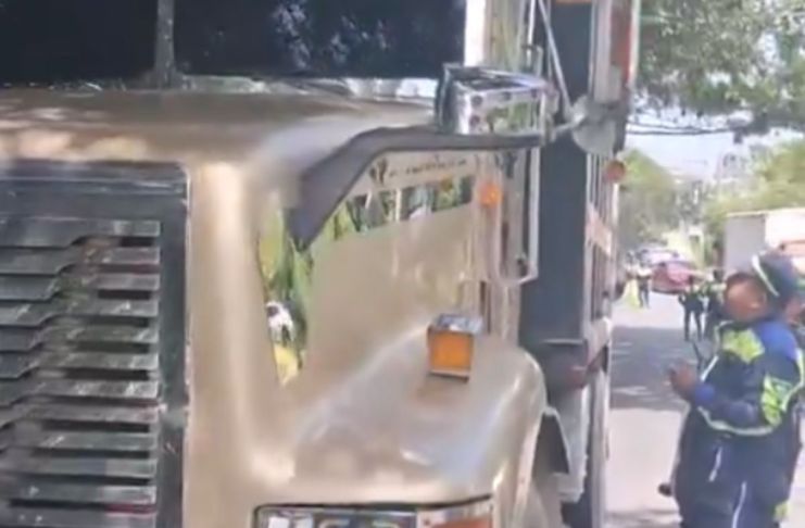 PMT sorprende a supuesto menor de edad conduciendo un camión sin licencia. Foto La Hora: PMT