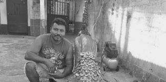 ¿Quién era Don Jony? El escultor que convirtió llantas recicladas en arte y cuya vida fue arrebatada en un ataque Don Joni, de 46 años, fue una de las víctimas de un ataque armado. Foto La Hora: RR.SS.