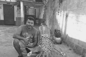 ¿Quién era Don Jony? El escultor que convirtió llantas recicladas en arte y cuya vida fue arrebatada en un ataque