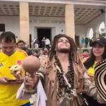 Aficionados colombianos acompañados de un presunto chamán subieron este jueves al cerro de Monserrate, en Bogotá, para pedir por la clasificación de la selección.