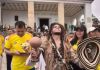 Aficionados colombianos acompañados de un presunto chamán subieron este jueves al cerro de Monserrate, en Bogotá, para pedir por la clasificación de la selección.