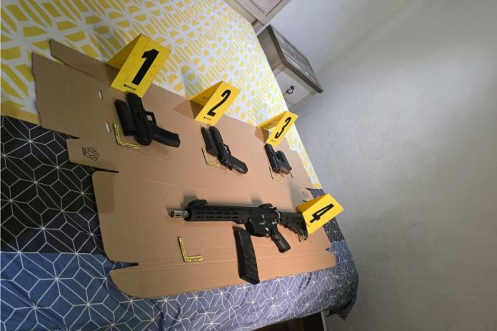 Menor de 17 años es localizado con pistolas, carabina y drogas durante allanamiento en Palencia. Foto La Hora: PNC.