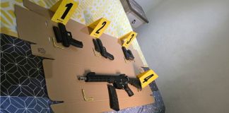 Menor de 17 años es localizado con pistolas, carabina y drogas durante allanamiento en Palencia Menor de 17 años es localizado con pistolas, carabina y drogas durante allanamiento en Palencia. Foto La Hora: PNC.