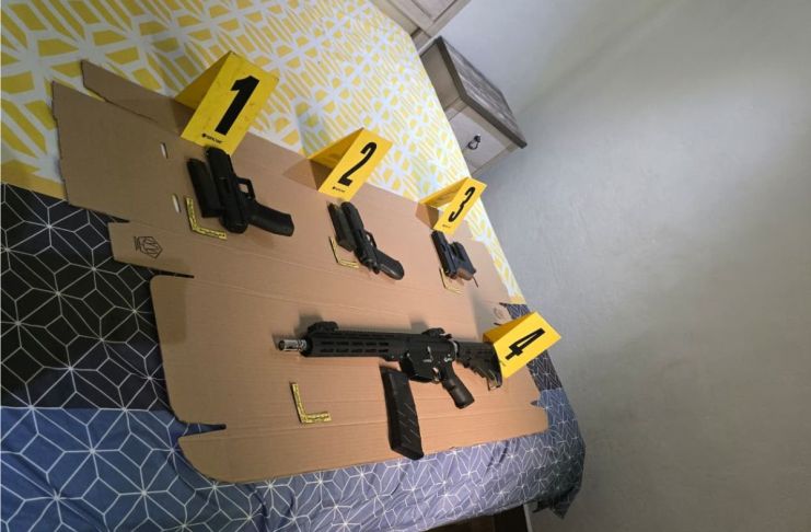 Menor de 17 años es localizado con pistolas, carabina y drogas durante allanamiento en Palencia. Foto La Hora: PNC.