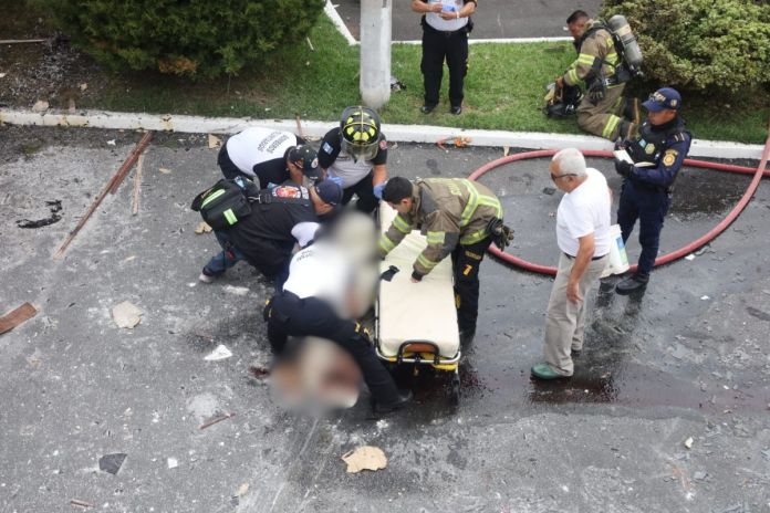 Incendio consume vivienda y deja una persona con quemaduras en complejo residencial de zona 3 de Mixco. Foto La Hora: CVB.