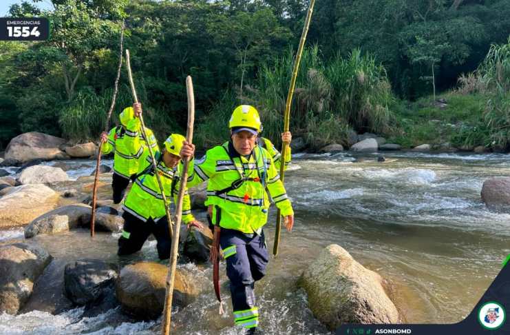 Asonbomd realiza busqueda de menor arrastrada por la corriente del río Cabuz. Foto La Hora: CBMD.