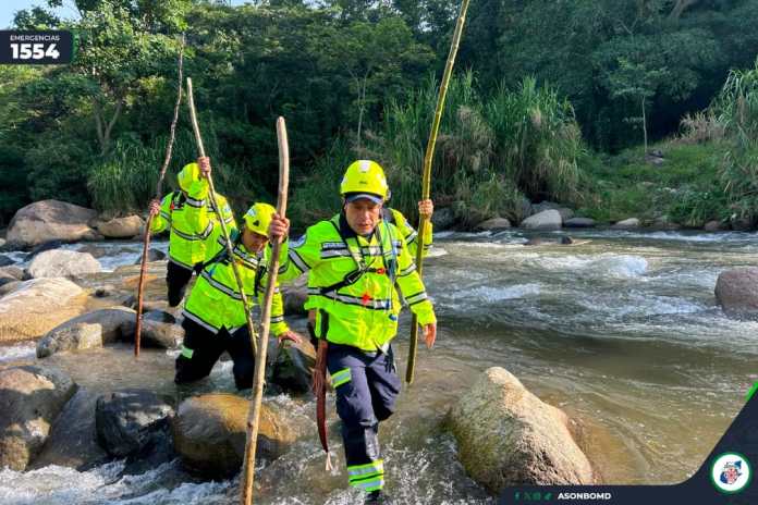 Asonbomd Asonbomd realiza busqueda de menor arrastrada por la corriente del río Cabuz. Foto La Hora: CBMD.