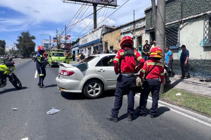 Ataque armado registrado en la calzada Aguilar Batres. Foto La Hora: CBM