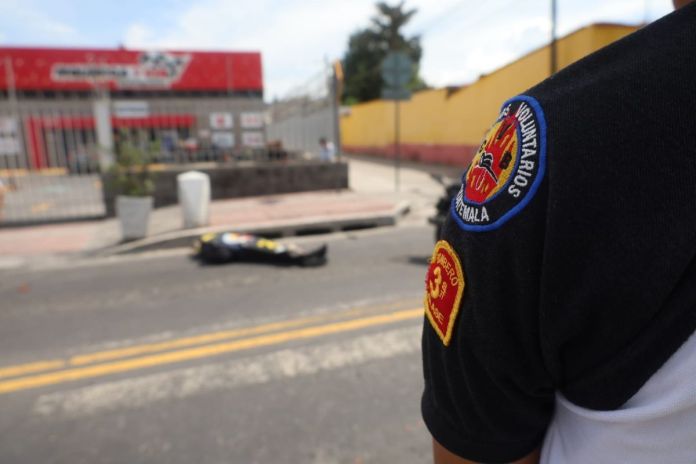 Ataque armado en la zona 1 de Villa Nueva. Foto La Hora: Bomberos Voluntarios